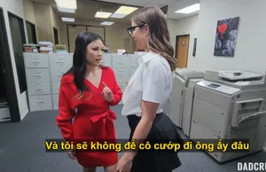 Cô bạn có cùng sở thích đọc truyện nện vô tình làm rơi chiếc bao cao su