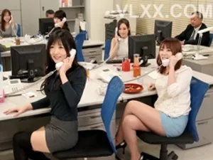 Con đĩ đeo kính béo ú, ngọt ngào, gợi cảm, hàng đầu, tất đen hở háng quyến rũ, cận cảnh, footjob, tư thế 69, cưỡi mông to, cưỡi mạnh, người đàn ông đội mũ bảo hiểm đánh từ phía sau [Kích thước video]: 1.03G